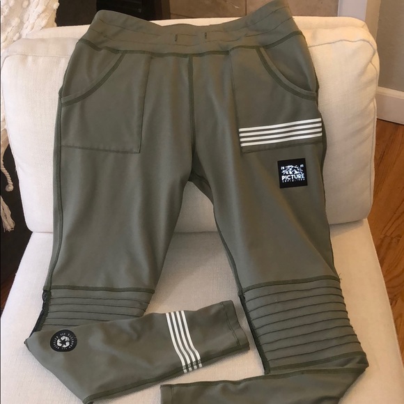 Olive green leggings made from recycled materials! - Picture 3 of 7